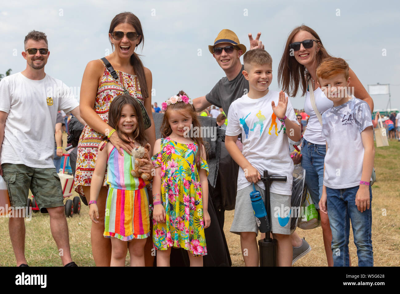 Une famille à un festival à l'ambiance familiale, UK Banque D'Images