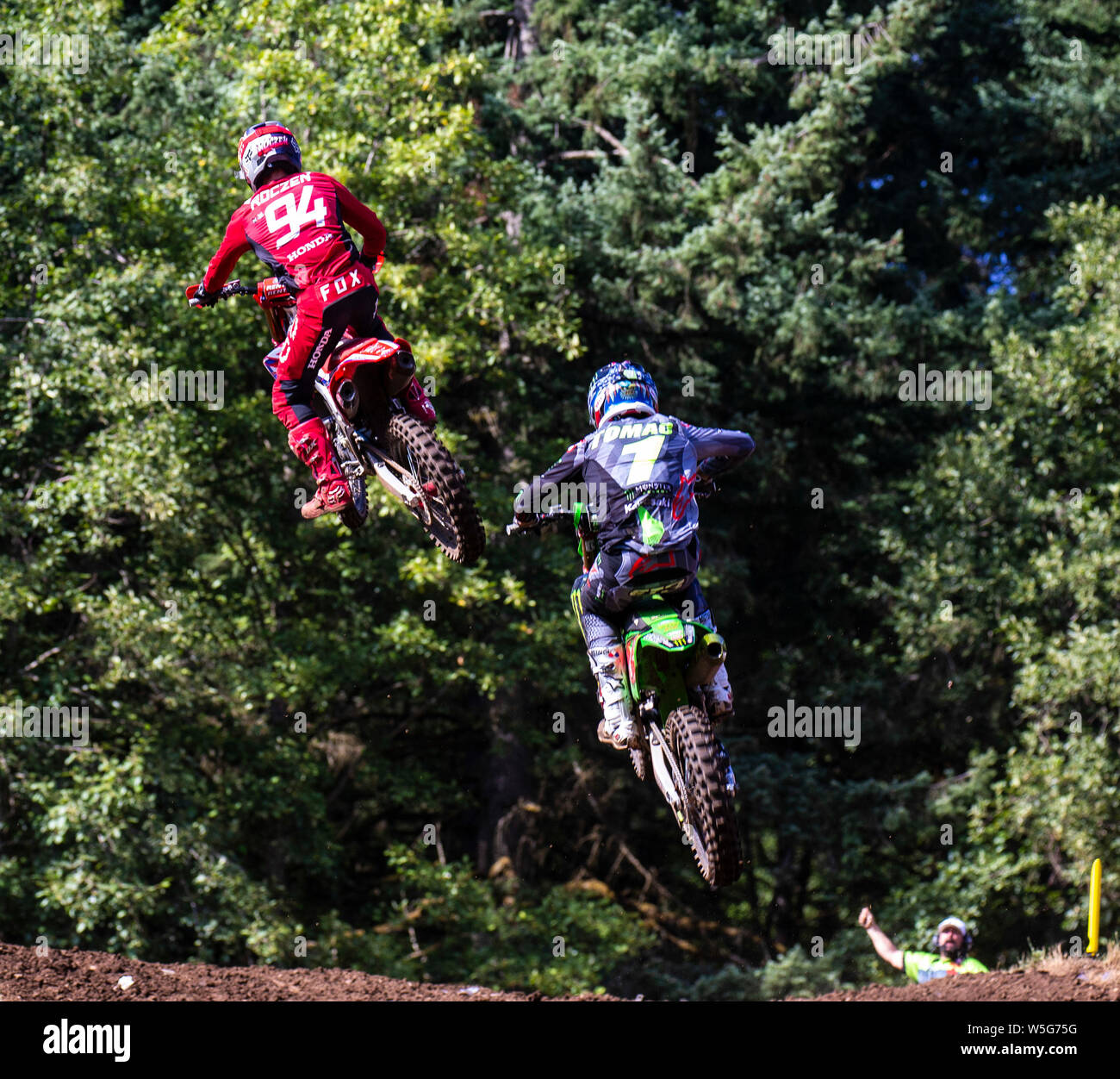 Washougal, WA USA. 27 juillet, 2019. #  1 Eli Tomac et Ken Roczen #  94 de l'air est à l'article 18 et 19 pendant la Lucas Oil Pro Motocross National championnat classe 450 Washougal Washougal MX park à Washougal, WA Thurman James/CSM/Alamy Live News Banque D'Images