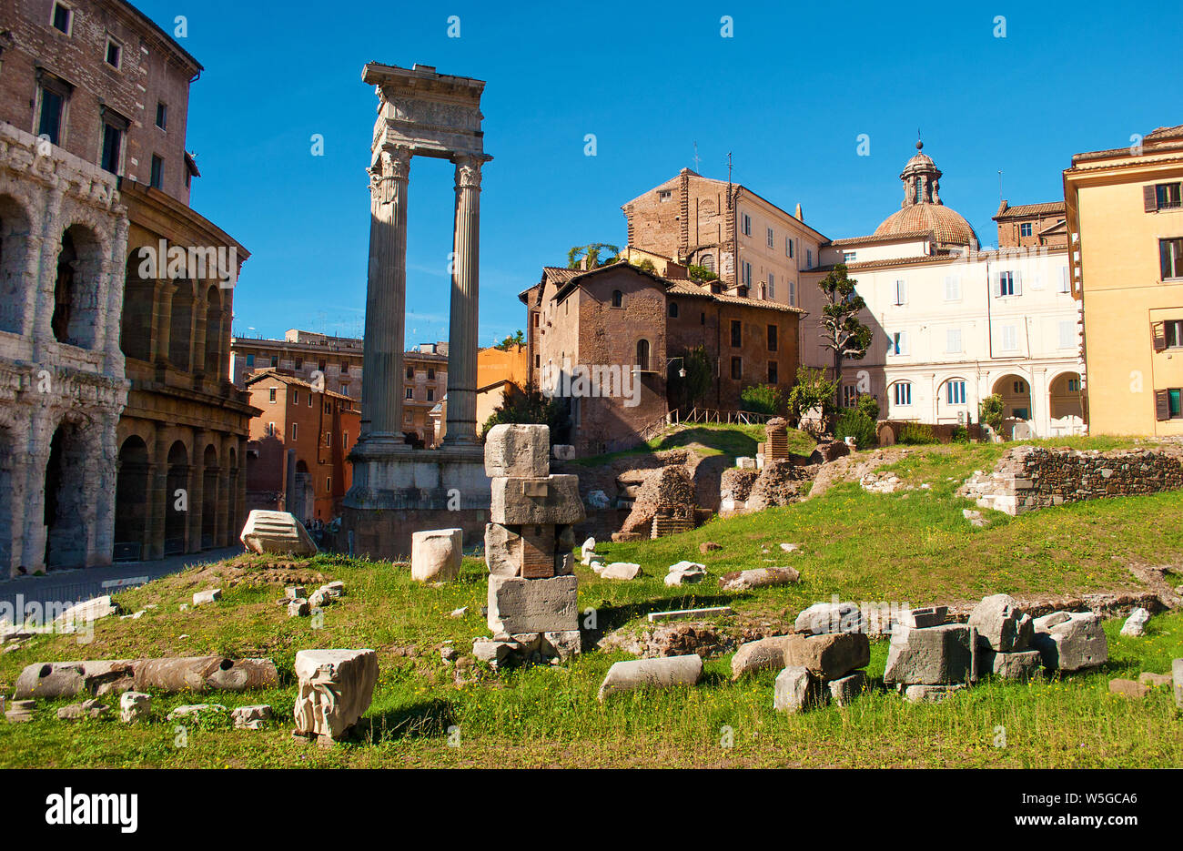 Avis de beaucoup de pierres et de ruines avant de Temple d'Apollon Medicus Sosianus dans la vieille ville de Rome, Italie. Chaude journée ensoleillée en automne. Banque D'Images