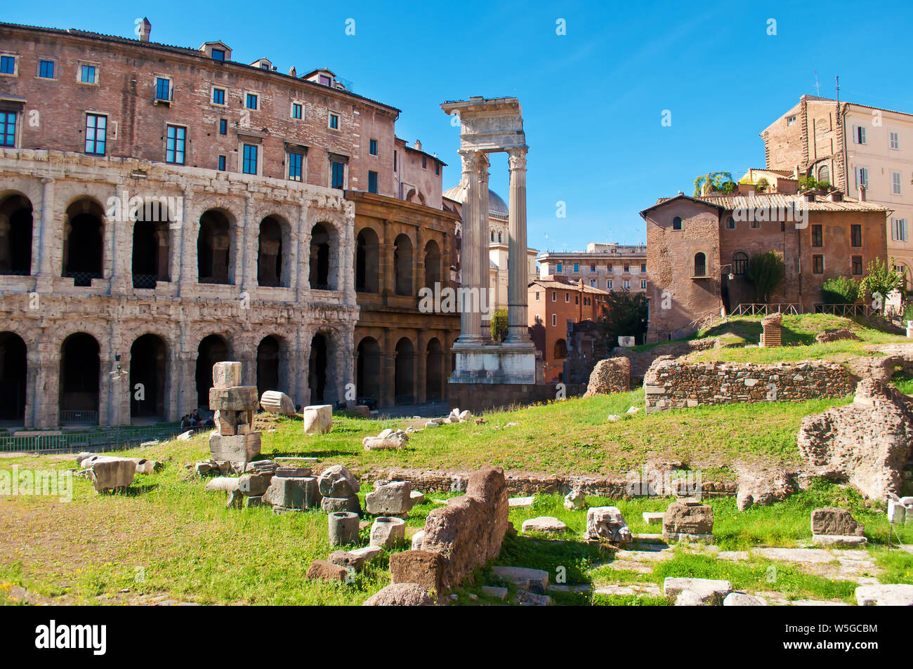 Avis de beaucoup de pierres et de ruines avant de Temple d'Apollon Sosianus Medicus et Teatro Marcello dans la vieille ville de Rome, Italie. Chaude journée ensoleillée en automne. Banque D'Images