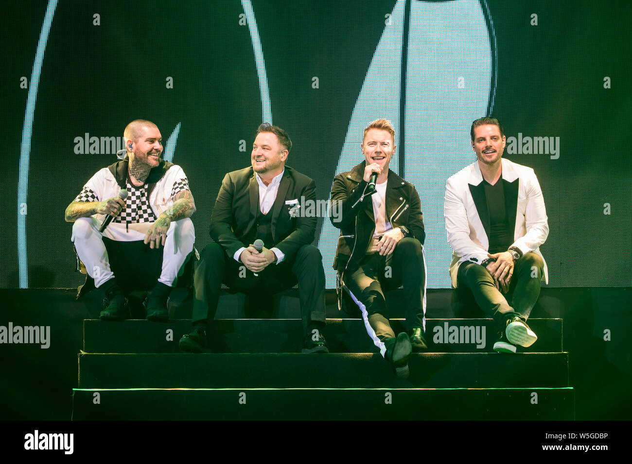 Keith Duffy, Stephen Gately, Mikey Graham, Ronan Keating, et Shane Lynch du boys band irlandais Boyzone effectuer pendant leur "Merci et bonsoir" Farew Banque D'Images