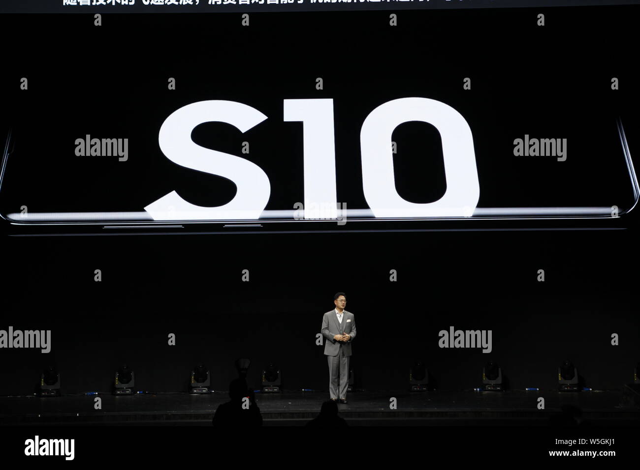 Kwon Gye-hyun, président de Samsung Electronics Grande Chine, présente le Samsung Galaxy S10 series blackberry lors du lancement à Wuzhen Banque D'Images