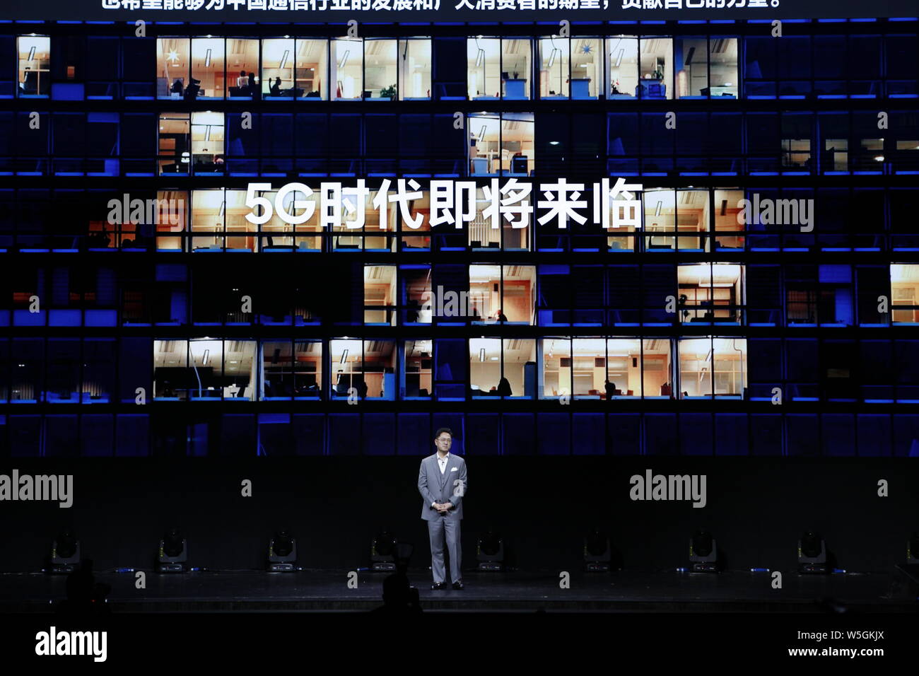 Kwon Gye-hyun, président de Samsung Electronics Grande Chine, présente le Samsung Galaxy S10 series blackberry lors du lancement à Wuzhen Banque D'Images