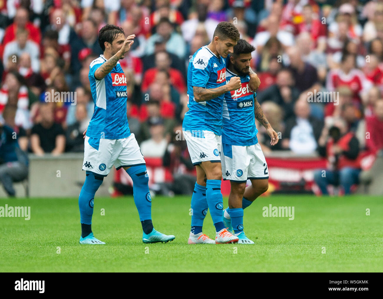 Édimbourg, Écosse - 28 juillet : Napoli L'ailier gauche, Lorenzo Insigne, est félicité par ses coéquipiers après avoir marqué son côté au cours de l'ouvreur du match amical d'avant saison entre Liverpool FC et SSC Napoli à Murrayfield le 28 juillet 2019 à Edimbourg, Ecosse. (Photo de MO Media) Banque D'Images