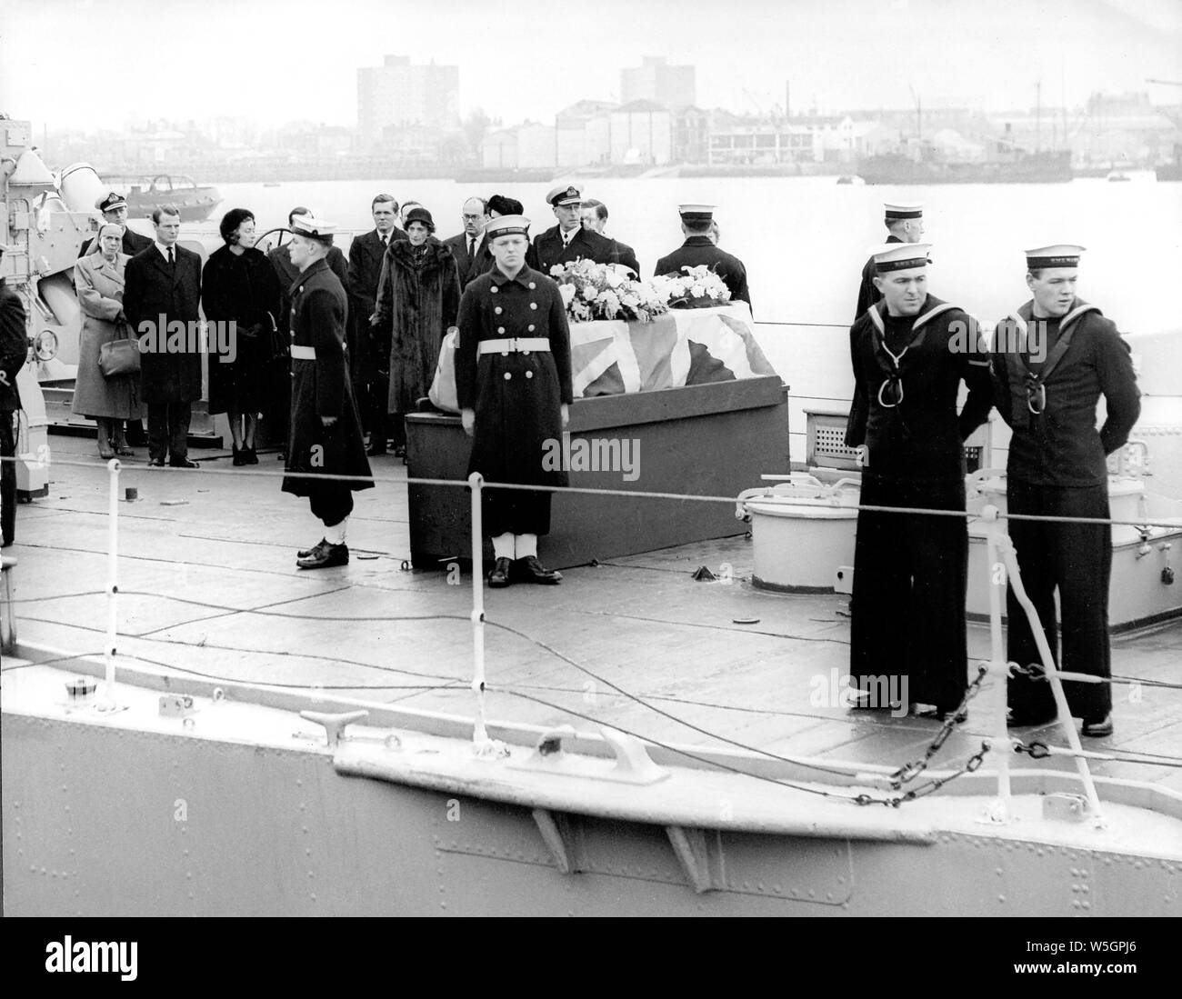 La photo doit être crédité ©Presse Alpha 050000 25/02/1960 Les funérailles d'Edwina Mountbatten, comte Mountbatten de Birmanie Louis Mountbatten avec son Pamela Hicks, comtesse Mountbatten de Birmanie Patricia Knatchbull et la princesse Alice à bord du HMS 10432 éveil dans le Hampshire. Banque D'Images