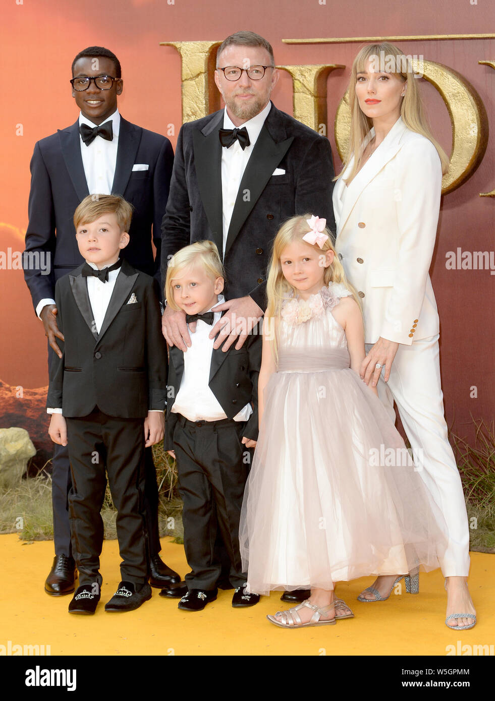 La photo doit être crédité ©Presse Alpha 078237 14/07/2019 Guy Ritchie et Jacqui Ainsley avec son fils David Banda et Rafael et Levi et sa fille Rivka Le Roi Lion Première européenne Londres Banque D'Images