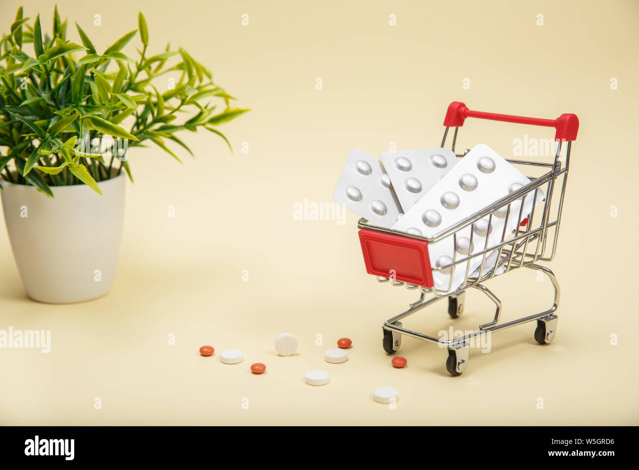 Panier avec des comprimés et de la médecine. Comprimés dans votre panier sur fond bleu. Le concept : le commerce des médicaments, les pharmacies. Banque D'Images