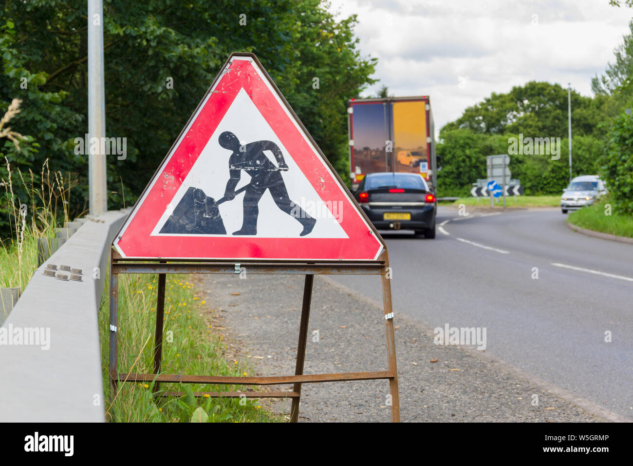 Signalisation routière temporaire pendant les réparations sur les routes B5070 et A5 à l'extérieur de Chirk Wales Banque D'Images