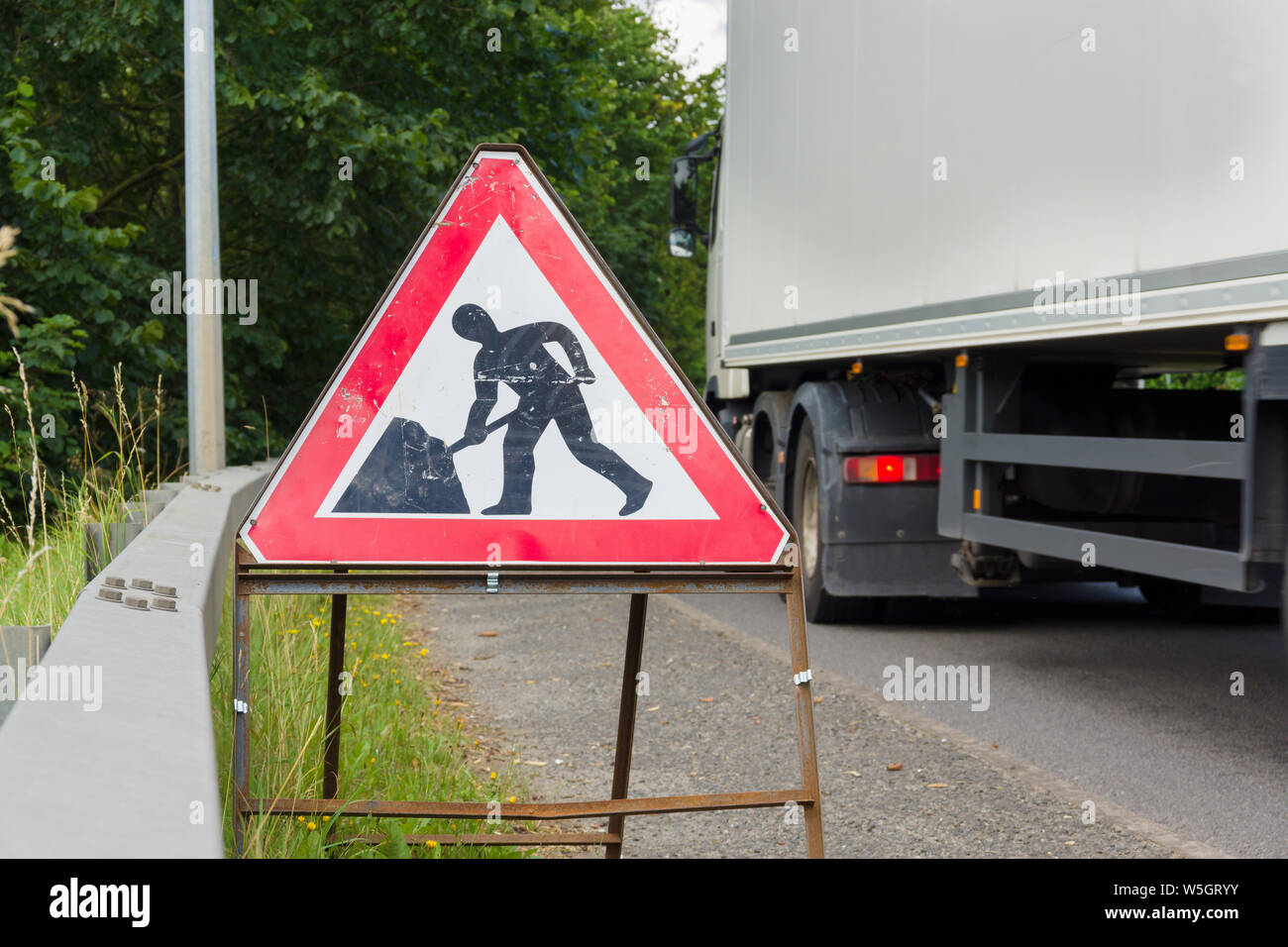 Signalisation routière temporaire pendant les réparations sur les routes B5070 et A5 à l'extérieur de Chirk Wales Banque D'Images