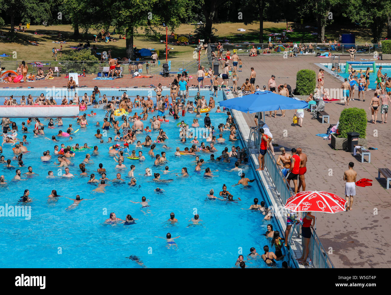 Essen, Ruhr, Rhénanie du Nord-Westphalie, Allemagne - piscine l'été dans le Grugabad dans la semaine la plus chaude de l'année, les visiteurs de se refroidir en l Banque D'Images