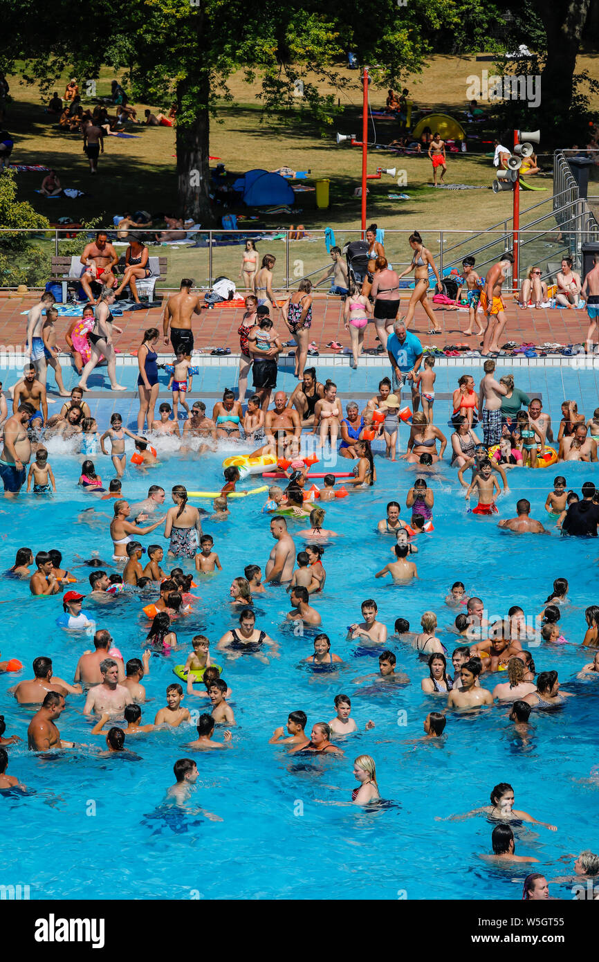 Essen, Ruhr, Rhénanie du Nord-Westphalie, Allemagne - piscine l'été dans le Grugabad dans la semaine la plus chaude de l'année, les visiteurs de se refroidir en l Banque D'Images