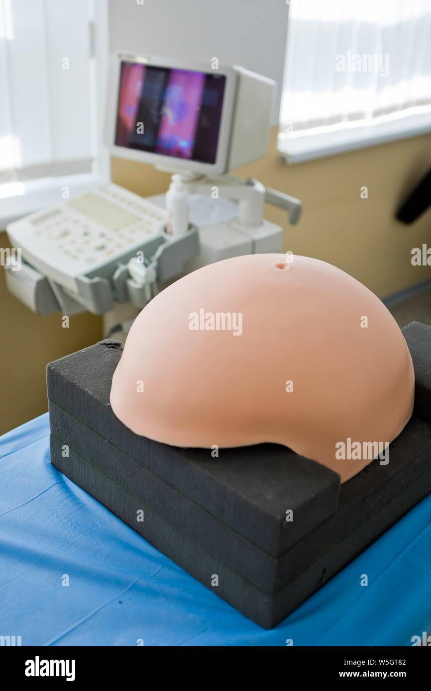 Simulateur du ventre de la femme enceinte pour en savoir tourner bébé siège dans l'abdomen de la mère Banque D'Images