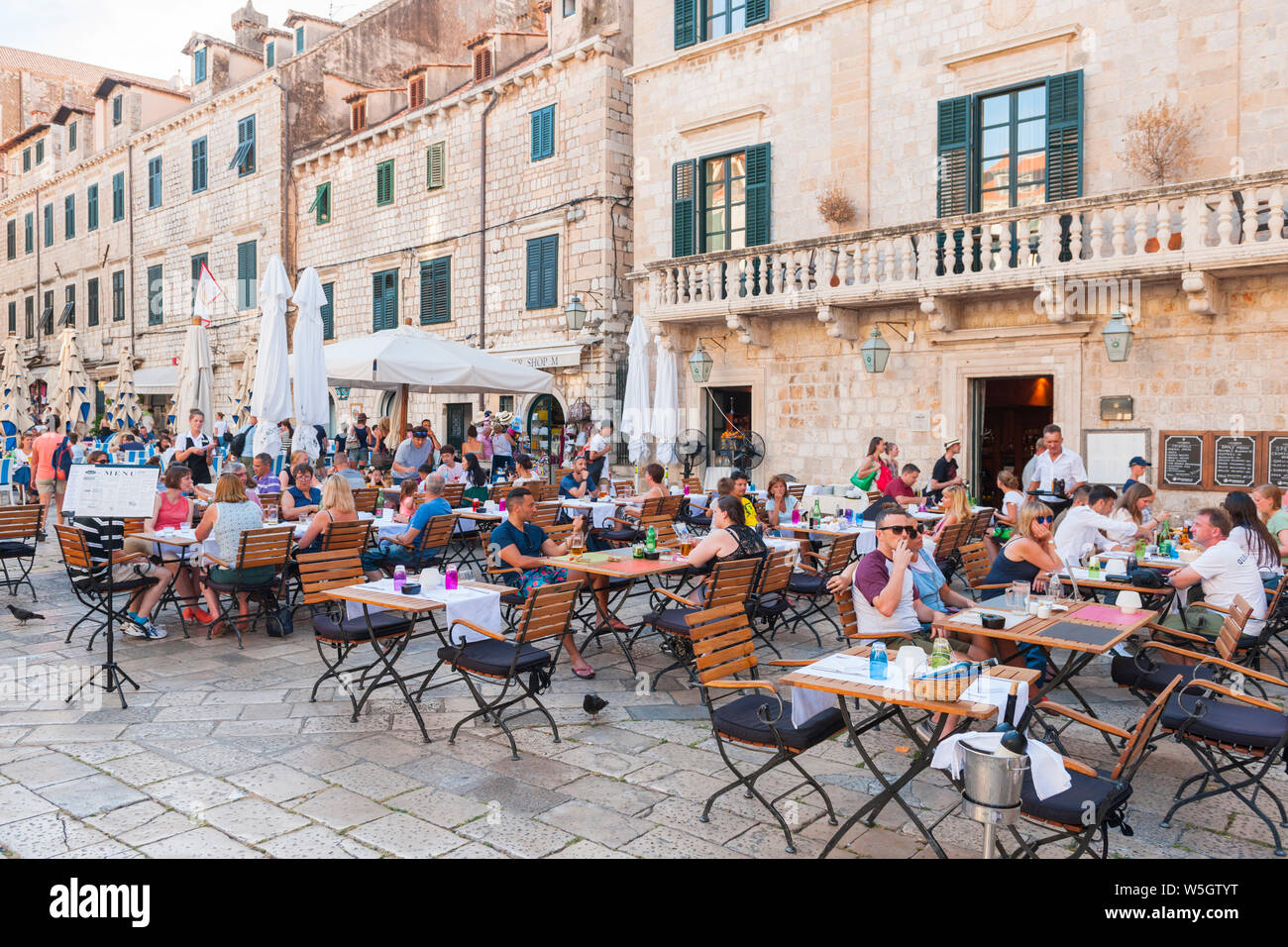 Les restaurants de la vieille ville, site du patrimoine mondial de l'UNESCO, Dubrovnik, Croatie, Europe Banque D'Images