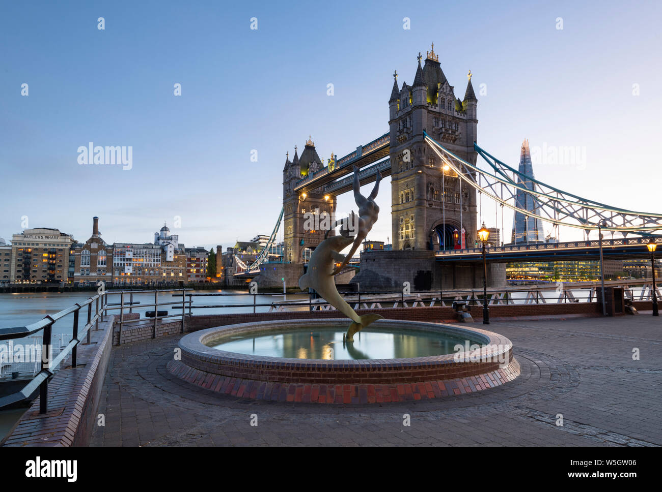 Le Tower Bridge et le fragment, Londres, Angleterre, Royaume-Uni, Europe Banque D'Images