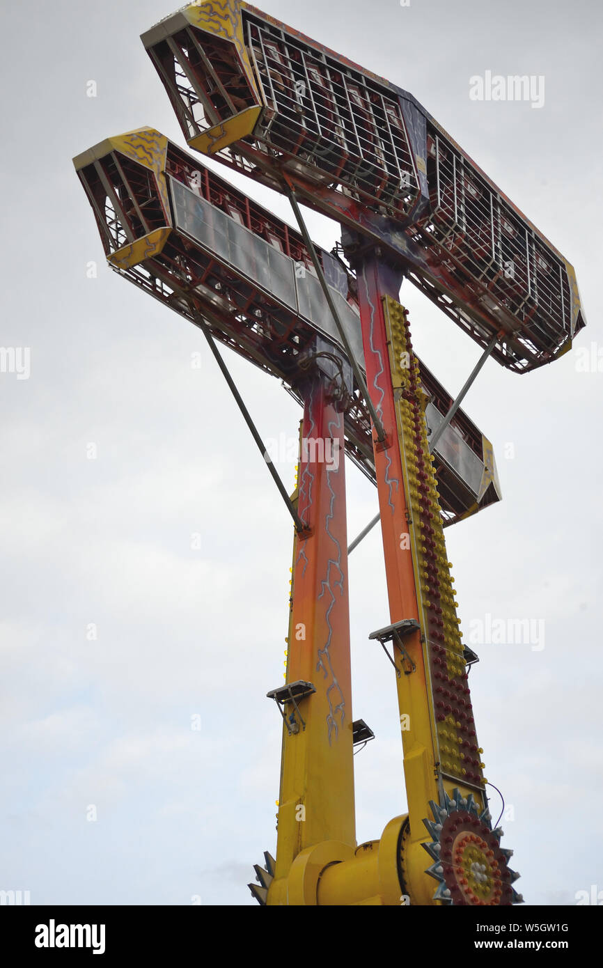 Pendulum amusement ride Banque de photographies et d'images à haute  résolution - Alamy