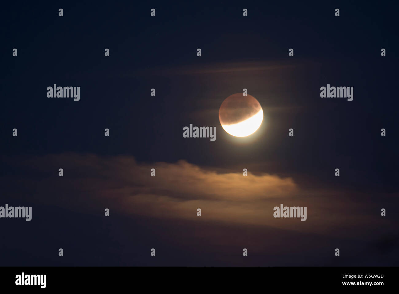 Éclipse de lune par les masses d'ombre, 16 et 17 juillet 2019, au pic, Sussex, UK, Banque D'Images