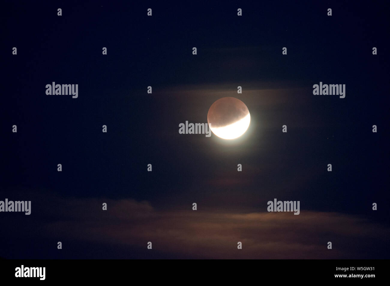 Éclipse de lune par les masses d'ombre, 16 et 17 juillet 2019, au pic, Sussex, UK, Banque D'Images