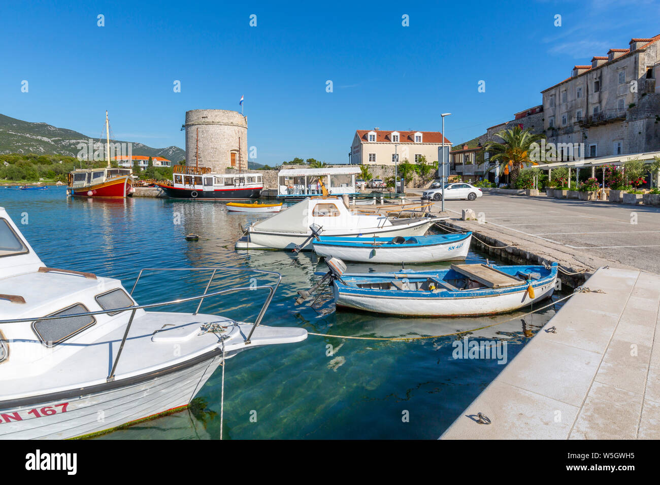 Voir des petits bateaux du port et des restaurants dans la région de Mali Ston, Dubrovnik, Croatie, Europe Banque D'Images