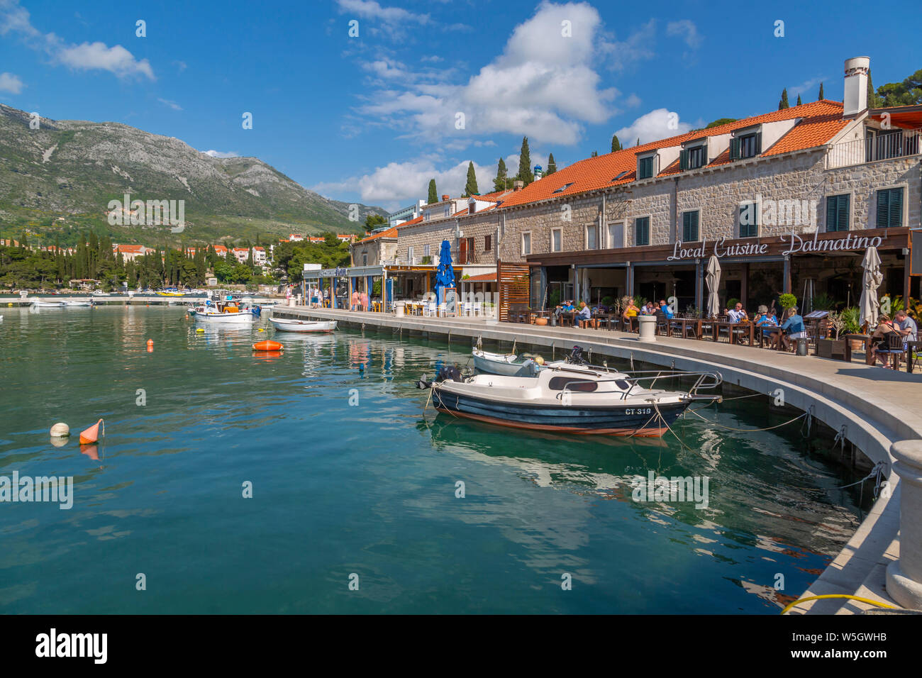 Vue sur les bateaux dans le port de Dubrovnik sur la mer Adriatique, Dubrovnik, Dubrovnik, Croatie, Europe Banque D'Images