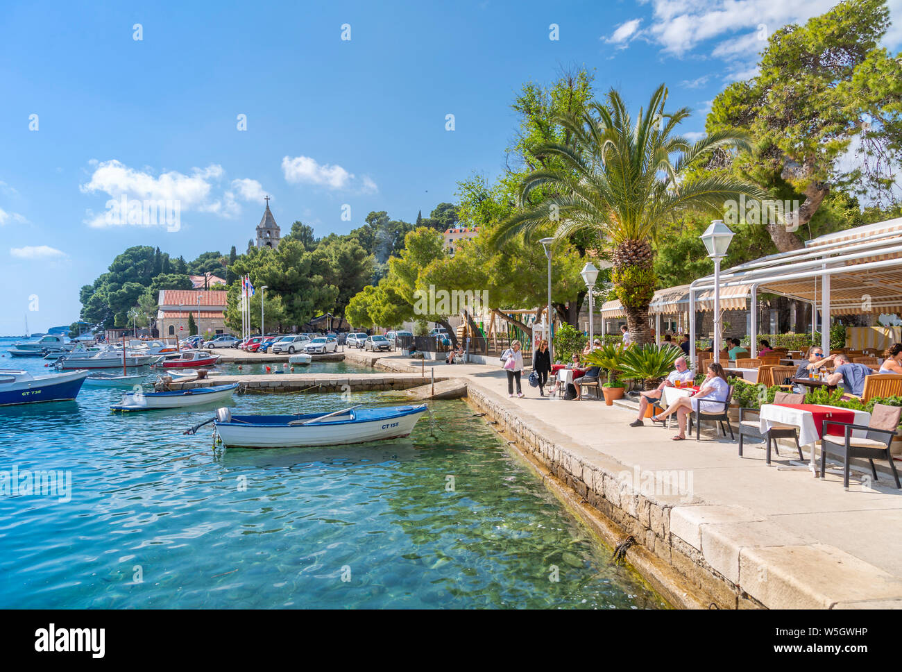 Vue sur les bateaux et les restaurants de la vieille ville de Cavtat sur la mer Adriatique, Dubrovnik, Dubrovnik, Croatie, Europe Banque D'Images