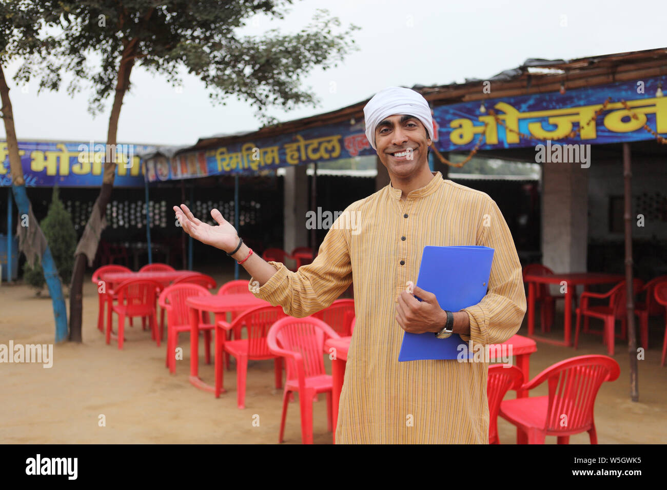 Man showing his dhaba Banque D'Images