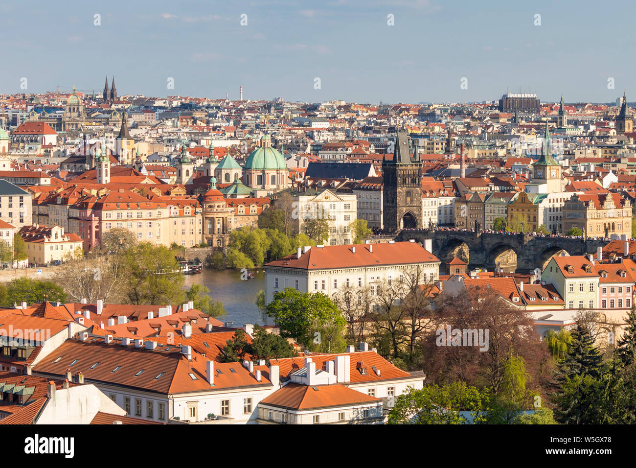Portrait du Château de Prague sur la petite ville, le Pont Charles et la vieille ville, site du patrimoine mondial de l'UNESCO, Prague, la Bohême, République Tchèque Banque D'Images