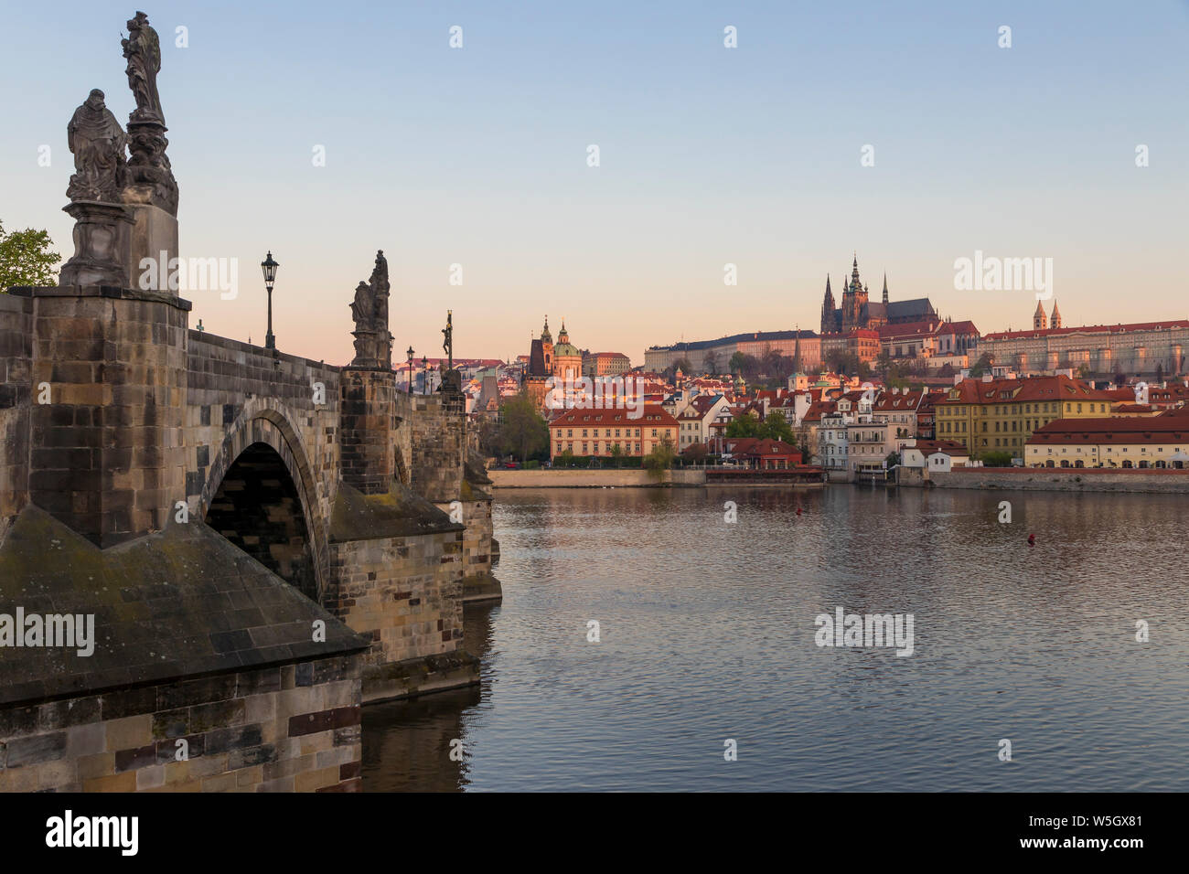 Vue depuis la Place Krizovnicke au Pont Charles, Château de Prague et cathédrale Saint-Guy, Site du patrimoine mondial de l'UNESCO, Prague, la Bohême, République Tchèque Banque D'Images