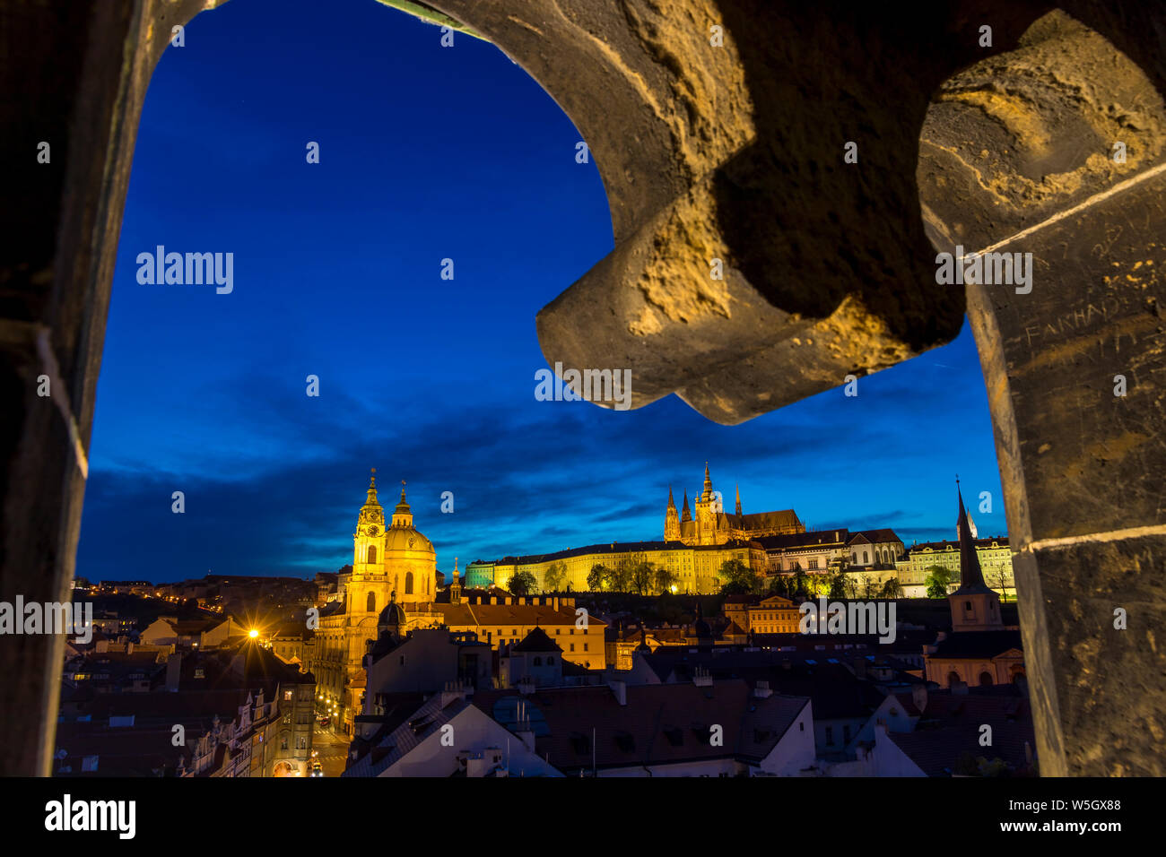 Vue depuis la tour du pont de la vieille ville au château de Prague et l'église Saint Nicolas à la brunante, Site du patrimoine mondial de l'UNESCO, Prague, la Bohême, République Tchèque Banque D'Images
