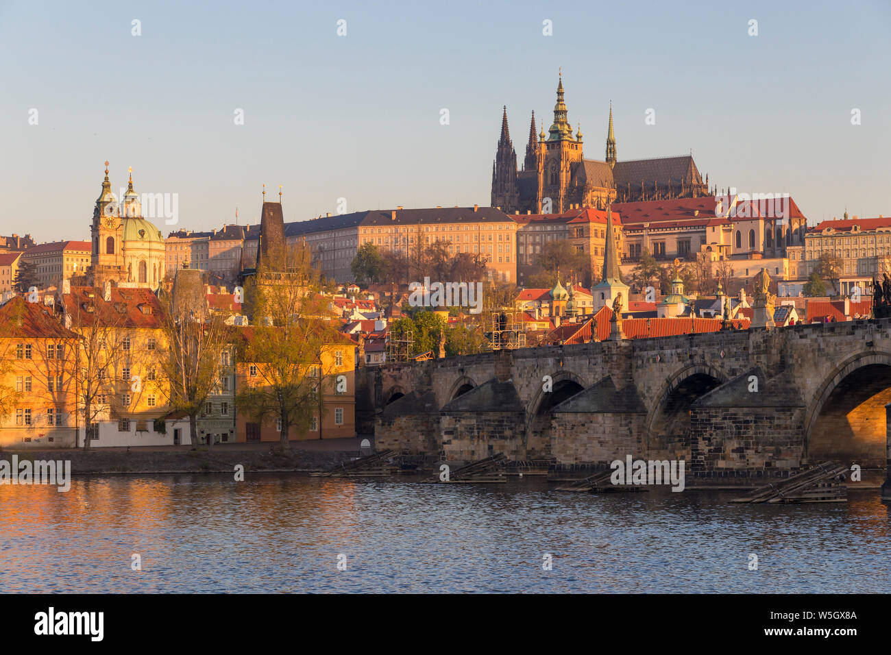 Vue depuis les rives de la rivière Vltava au Pont Charles, Château de Prague et cathédrale Saint-Guy, l'UNESCO, Prague, la Bohême, République Tchèque Banque D'Images