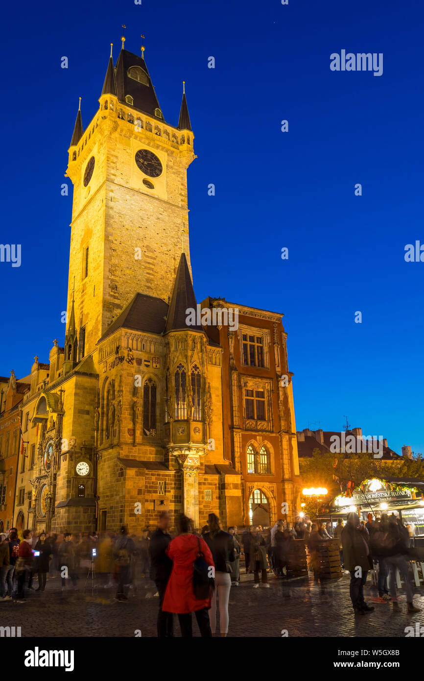 L'ancien hôtel de ville au crépuscule, Site du patrimoine mondial de l'UNESCO, Prague, la Bohême, République Tchèque, Europe Banque D'Images