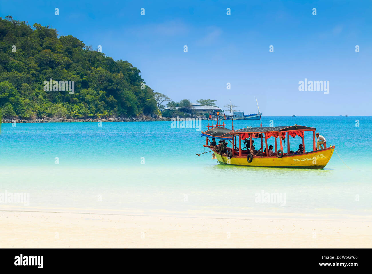 Bateau touristique sur la baie de sarrasine sur cette fête populaire, île de Koh Rong Sanloem Island, Sihanoukville, Cambodge, Indochine, Asie du Sud, Asie Banque D'Images