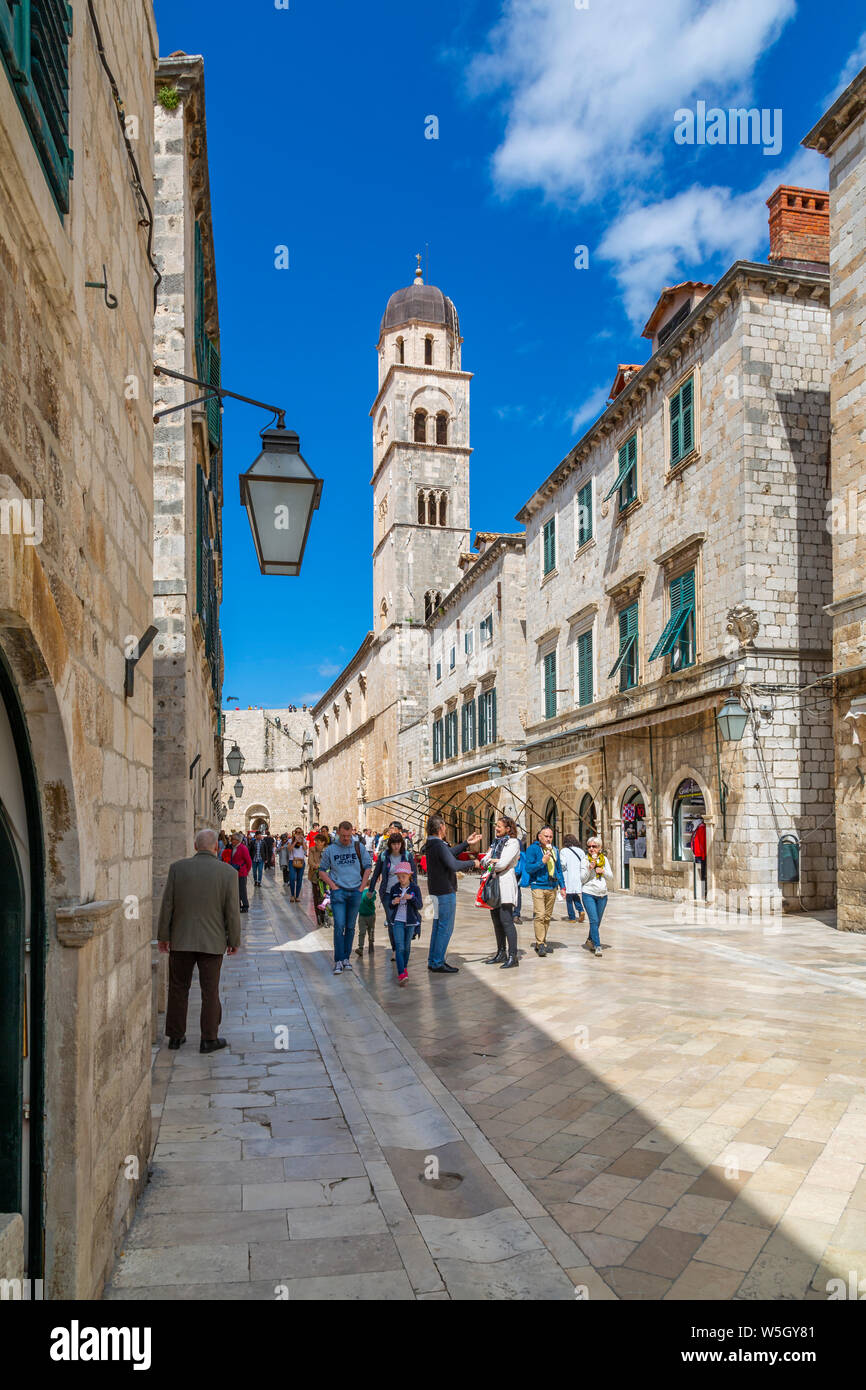 Sur les visiteurs et l'église franciscaine de Stradun et monastère, la vieille ville de Dubrovnik, site classé au Patrimoine Mondial de l'UNESCO, Dubrovnik, Dalmatie, Croatie, Europe Banque D'Images