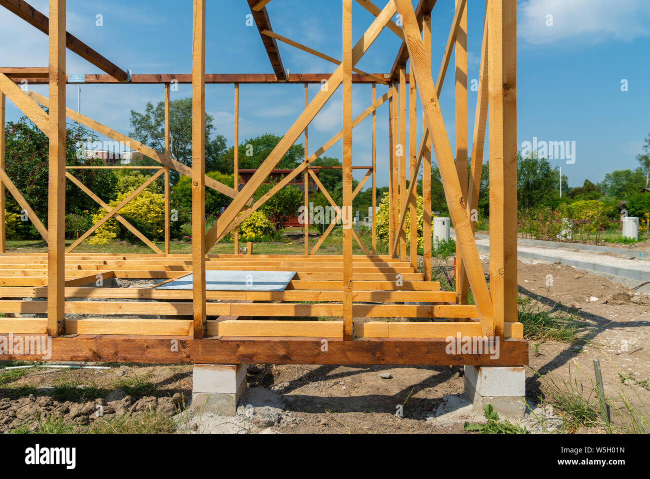 Un pavillon en bois est construit sur une succession Banque D'Images