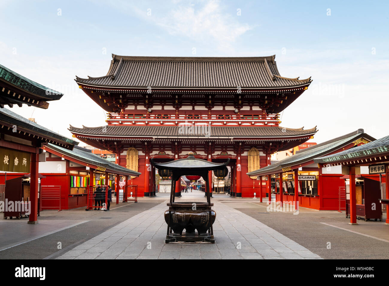 Temple Sensoji dans la saison des cerisiers en fleur, Tokyo, Japon, Asie Banque D'Images