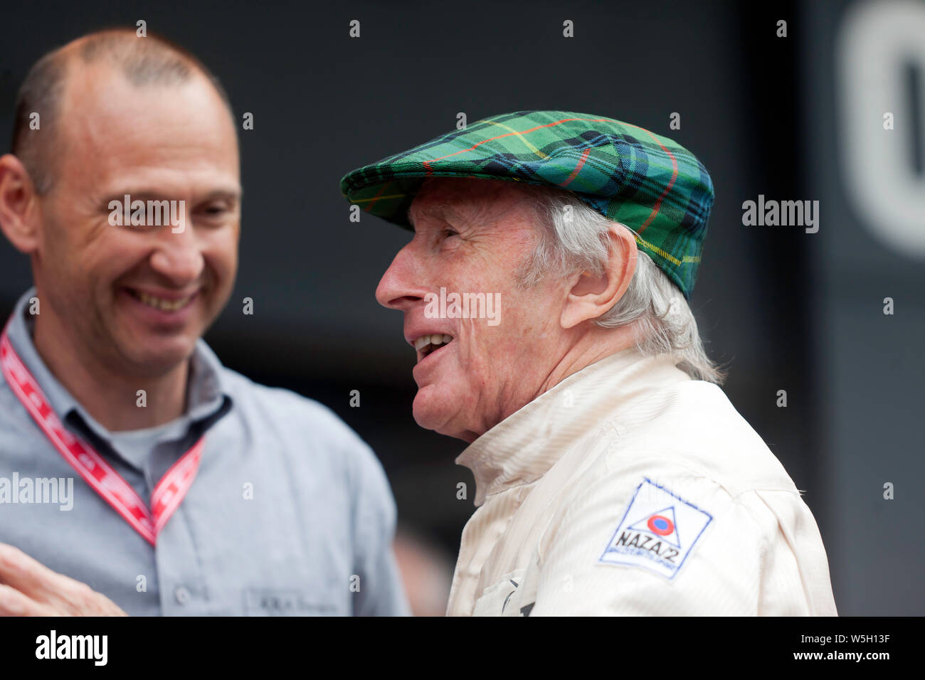 Gros plan sur un sourire Sir Jackie Stewart, après avoir parcouru plusieurs tours à grande vitesse autour de Silverstone dans son Matra MS80-02, vainqueur du championnat 1969 Banque D'Images