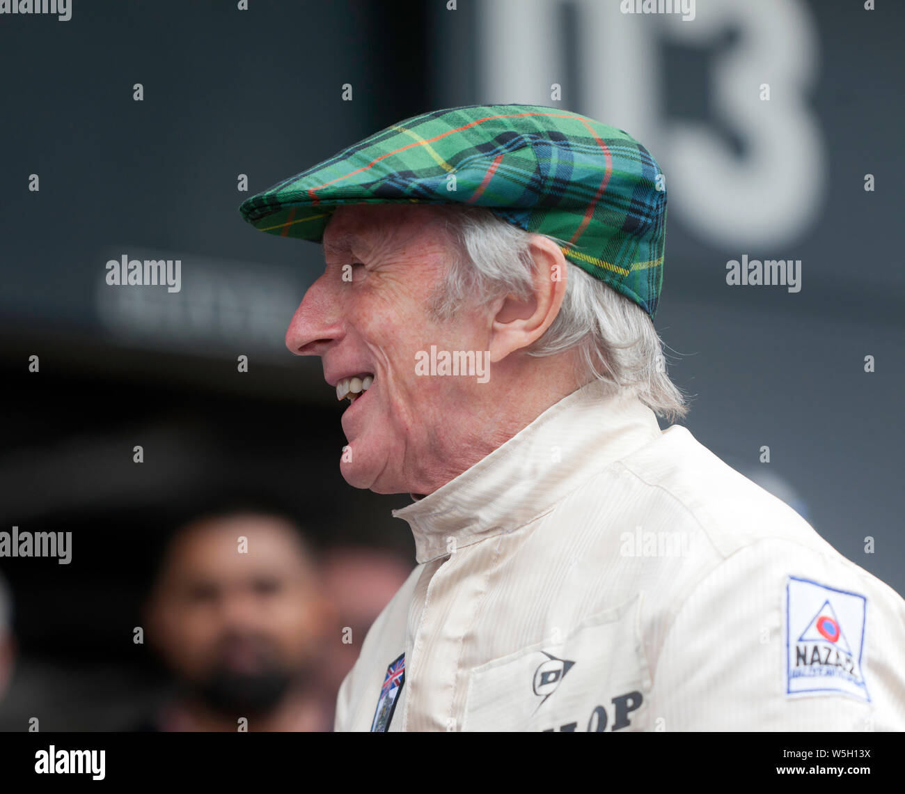 Gros plan sur un sourire Sir Jackie Stewart, après avoir parcouru plusieurs tours à grande vitesse autour de Silverstone dans son Matra MS80-02, vainqueur du championnat 1969 Banque D'Images