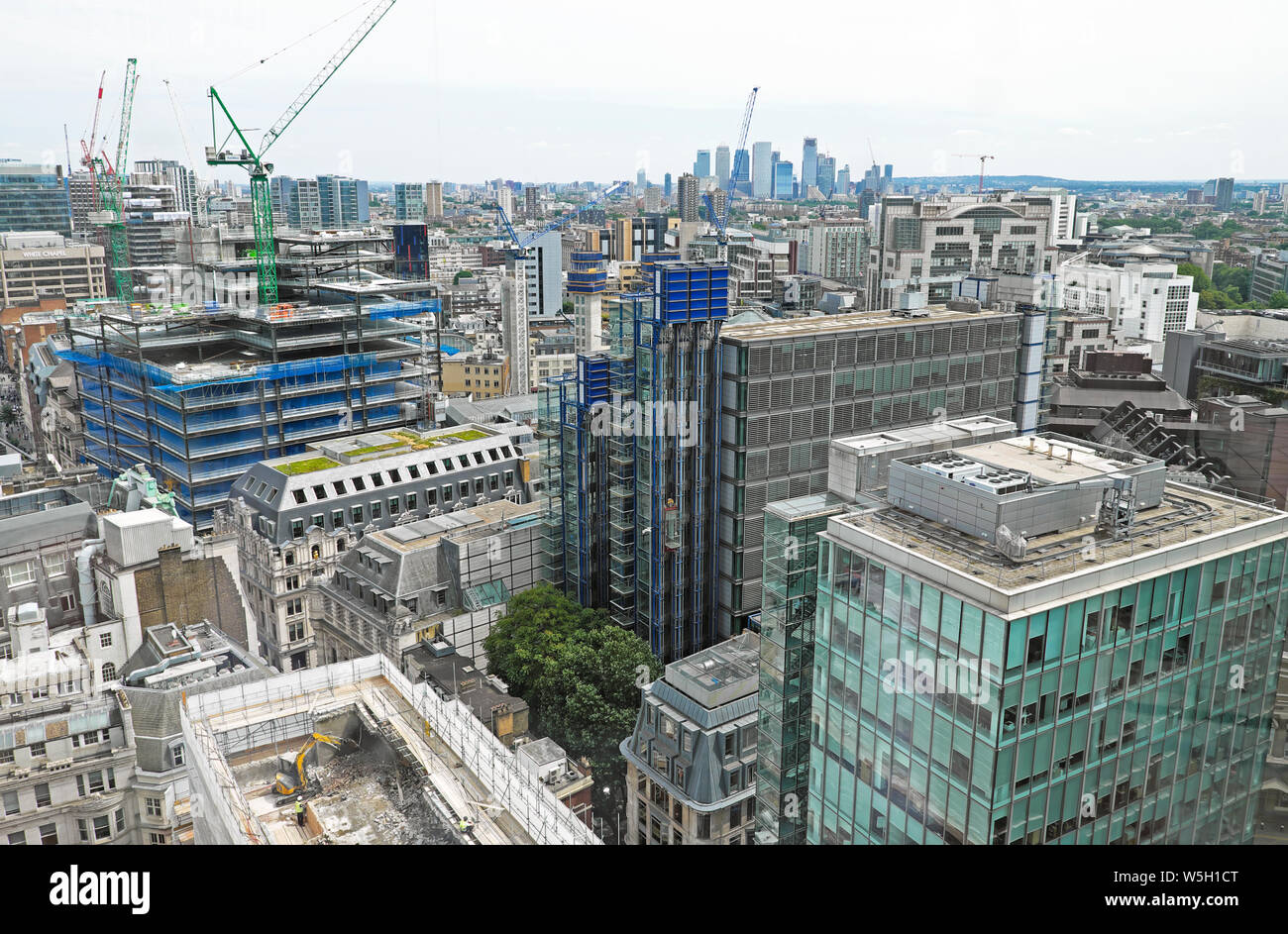 Vue d'immeubles de bureaux est vers Canary Wharf of à partir de la terrasse du jardin à 120 Fenchurch Street Ville de London England UK KATHY DEWITT Banque D'Images