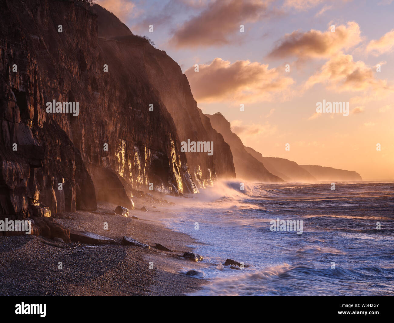 Vaporiser d'une tempête souffle les falaises jusqu'à l'aube dans la ville balnéaire de Sidmouth, Devon, Angleterre, Royaume-Uni, Europe Banque D'Images