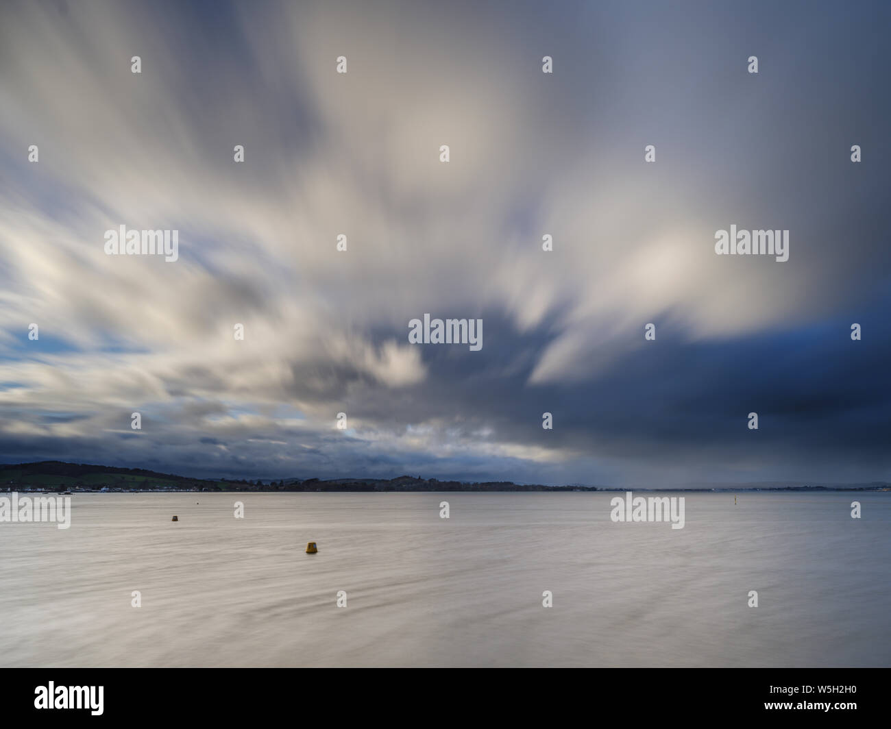 Pluie nuages orageux descendent le long de l'estuaire de l'Exe à Exmouth, Devon, Angleterre, Royaume-Uni, Europe Banque D'Images