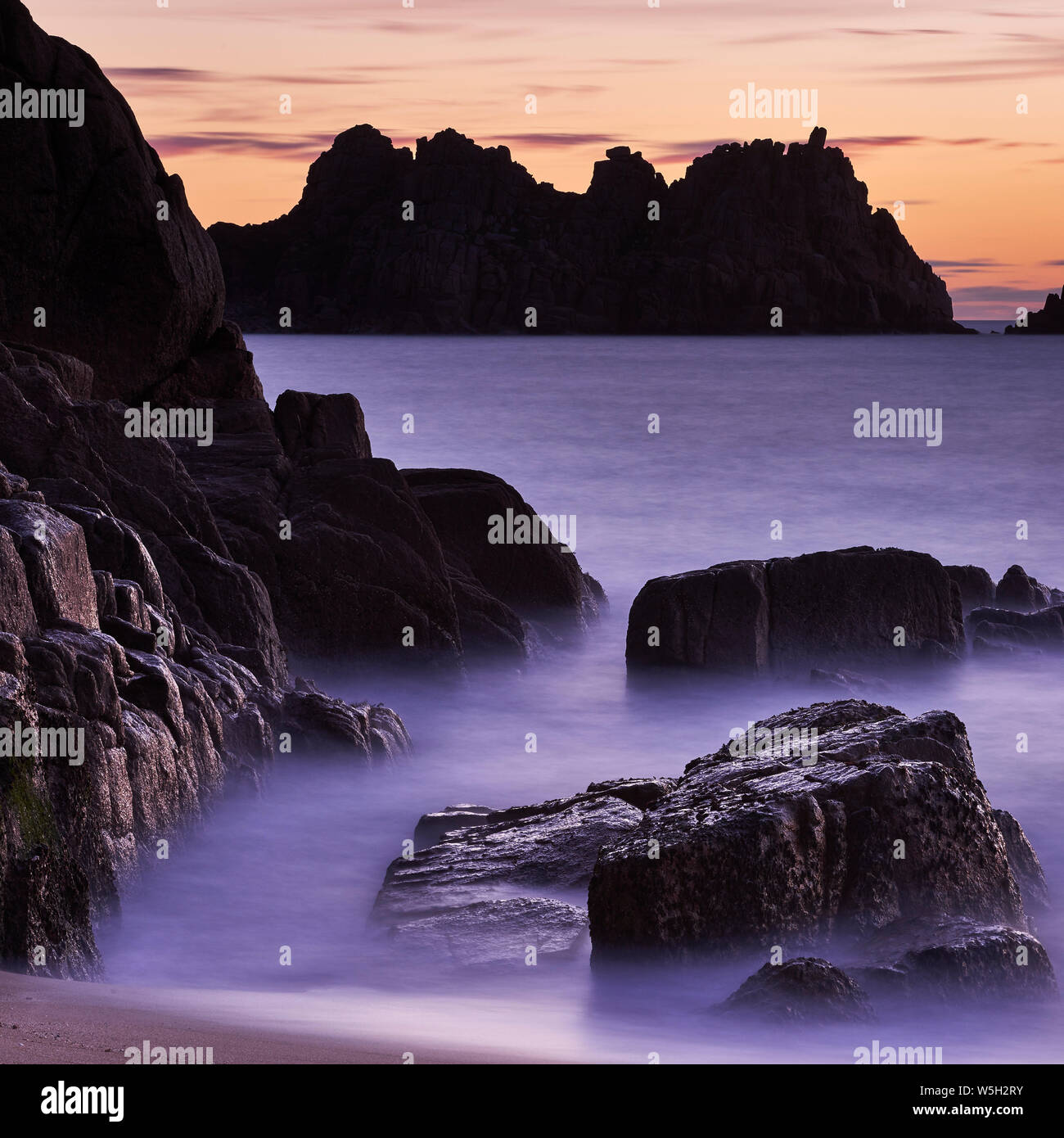 Tôt le matin sur la plage à l'extérieur, vers Logan Rock de Porthcurno, Cornwall, Angleterre, Royaume-Uni, Europe Banque D'Images