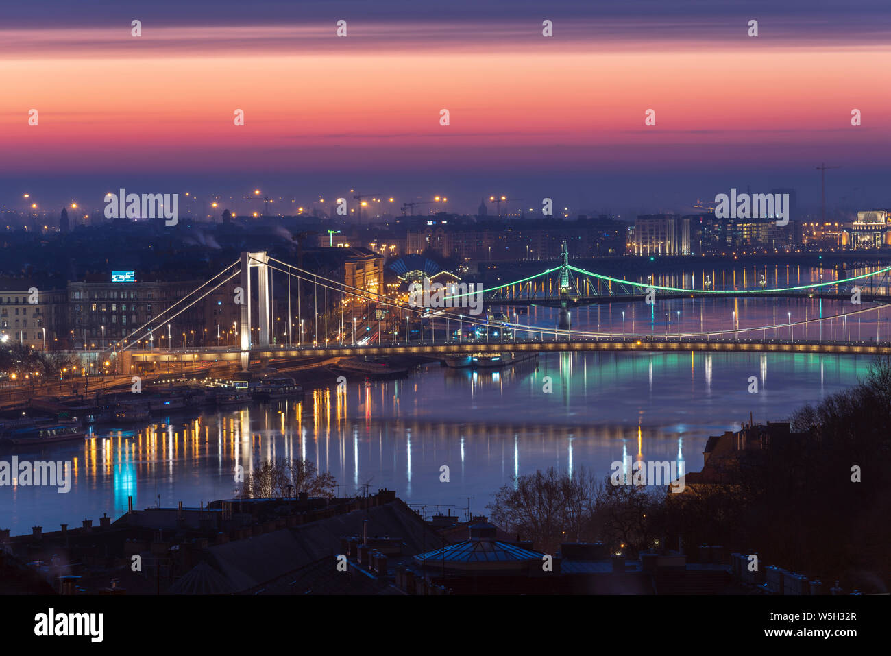 Couleurs de l'aube sur le Danube avec pont Elisabeth et pont de la liberté, UNESCO World Heritge Site, Budapest, Hongrie, Europe Banque D'Images
