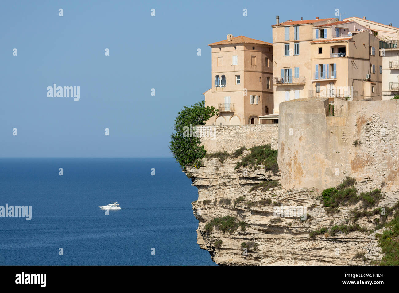 La Citadelle et la vieille ville de Bonifacio perché sur les falaises accidentées avec voile de la Méditerranée, Bonifacio, Corse, France, Europe, Méditerranée Banque D'Images