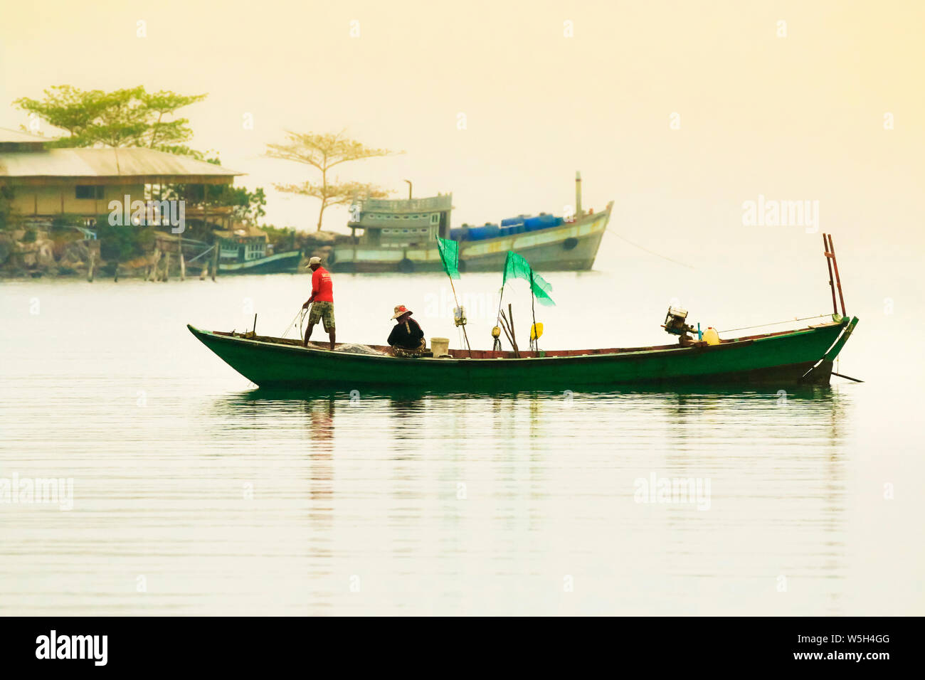 Bateau de pêche à l'aube au large de la côte est de l'île, cette maison de vacances Baie Sarrasine, l'île de Koh Rong Sanloem, Sihanoukville, Cambodge, Indochine Banque D'Images
