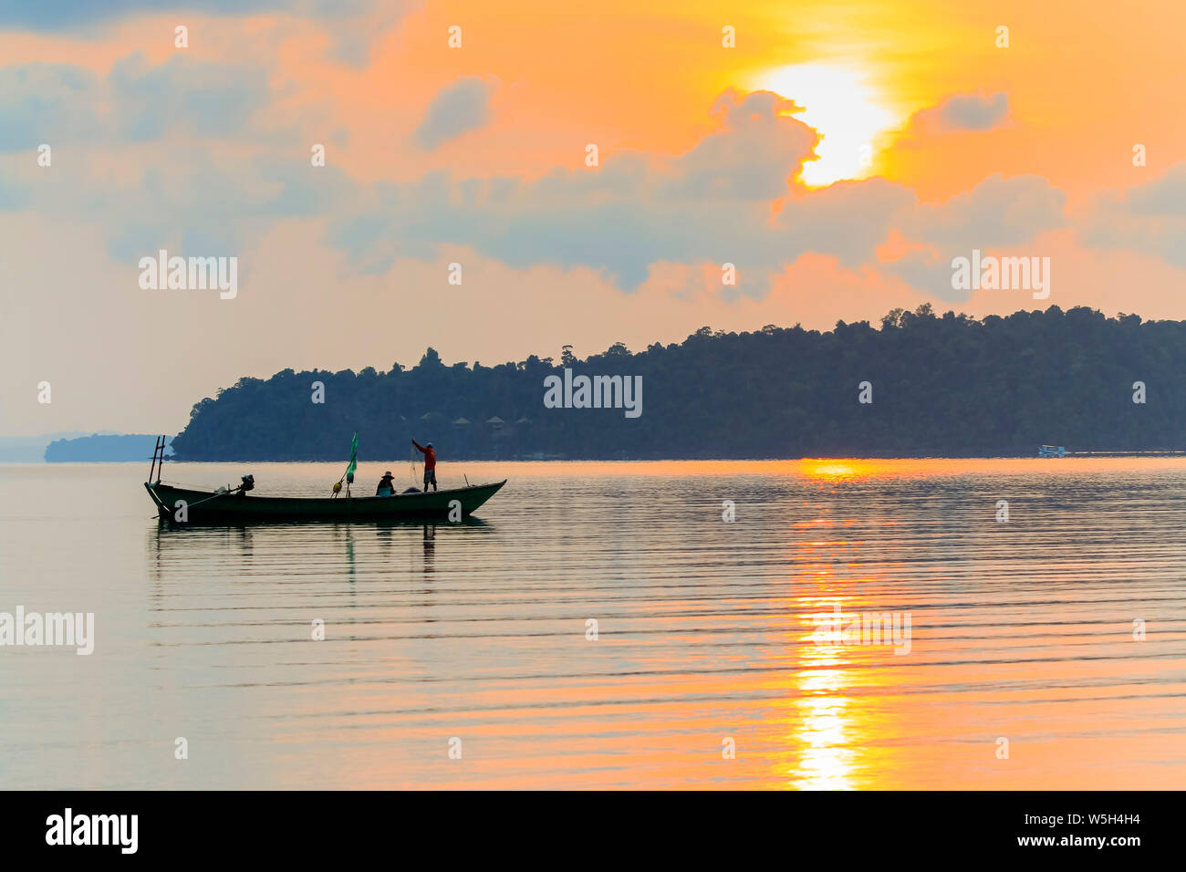 Bateau de pêche à l'aube au large de la côte est de l'île, cette maison de vacances Baie Sarrasine, l'île de Koh Rong Sanloem, Sihanoukville, Cambodge, Indochine Banque D'Images