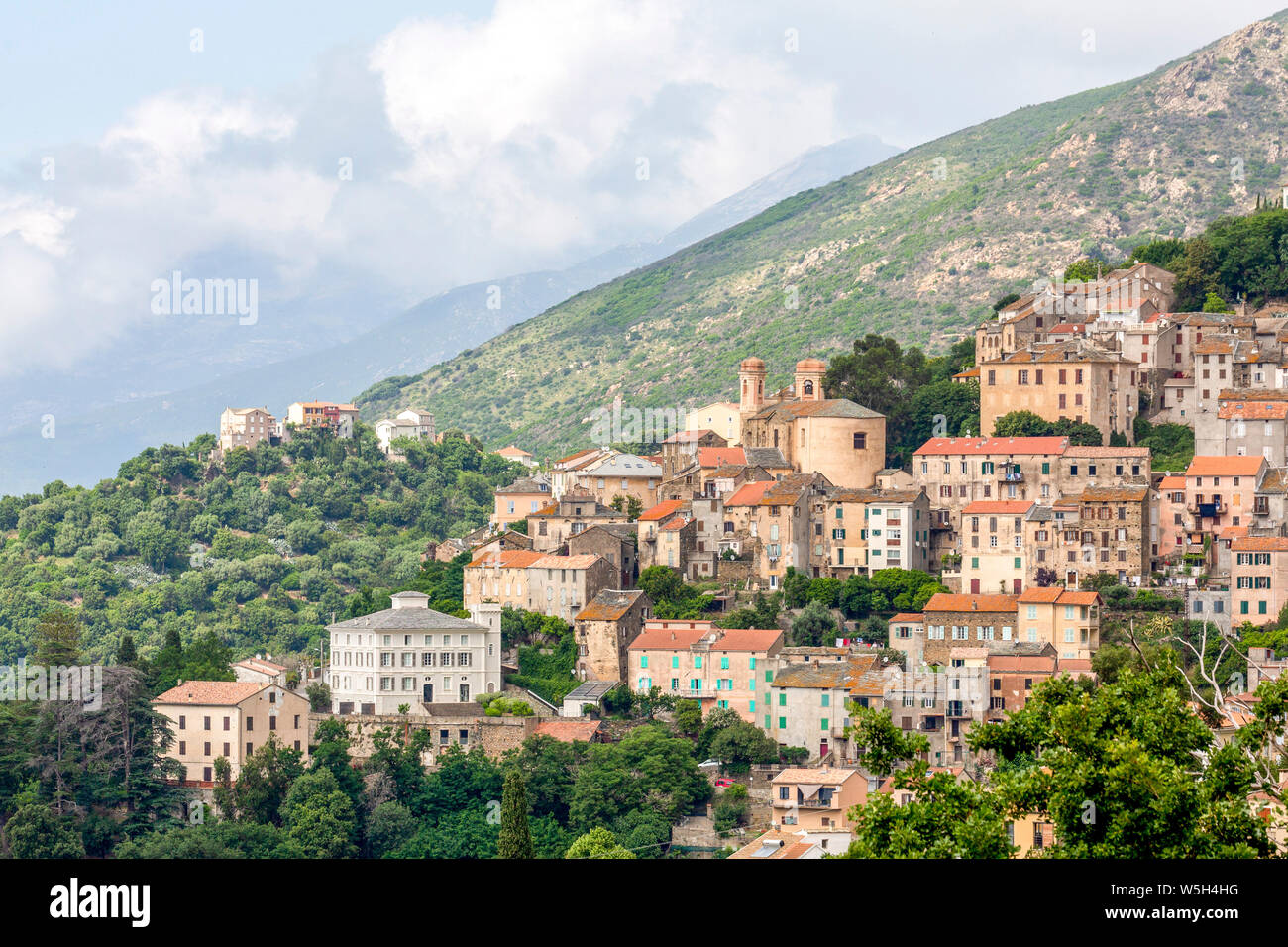 La petite ville montagneuse de Oletta dans le nord de la Corse, France, Europe, Méditerranée Banque D'Images
