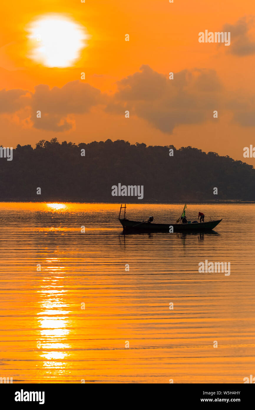 Bateau de pêche à l'aube au large de la côte est de l'île, cette maison de vacances Baie Sarrasine, l'île de Koh Rong Sanloem, Sihanoukville, Cambodge, Indochine Banque D'Images