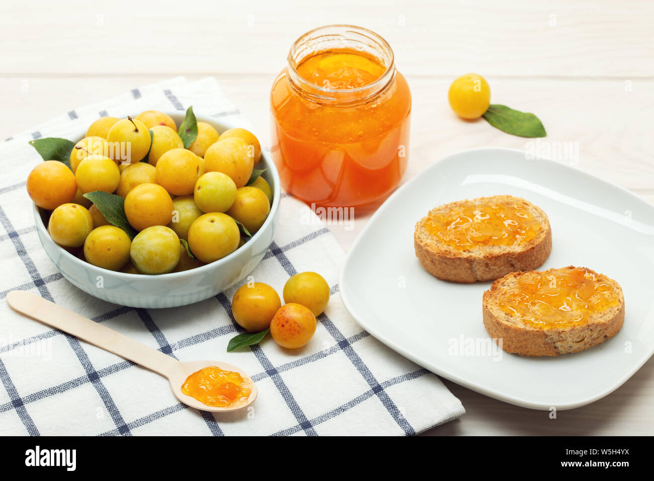 Pot de confiture sucré fait maison et toasts sur table en bois. Marmelade délicieux still life Banque D'Images