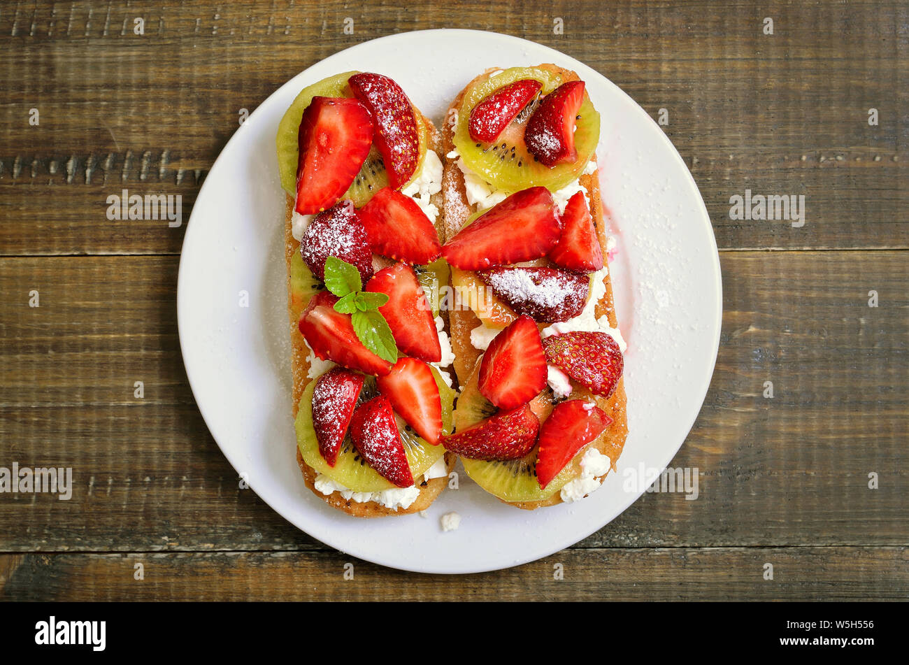 Bruschetta à la Fraise kiwi et fromage à la crème, vue d'en haut. Dessert d'été facile Banque D'Images