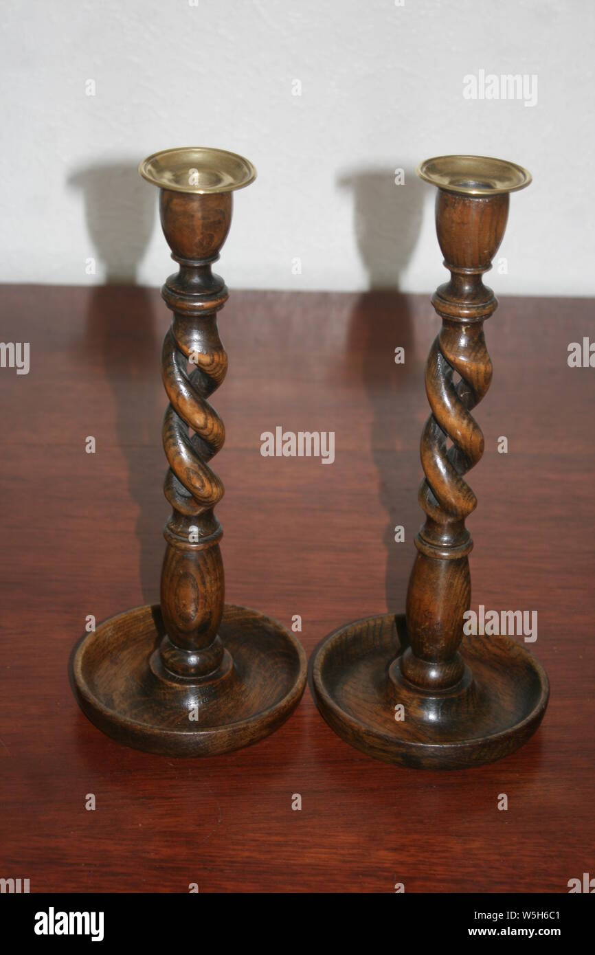 Victorien antique en bois avec de l'orge twist chandeliers appliques en laiton Banque D'Images