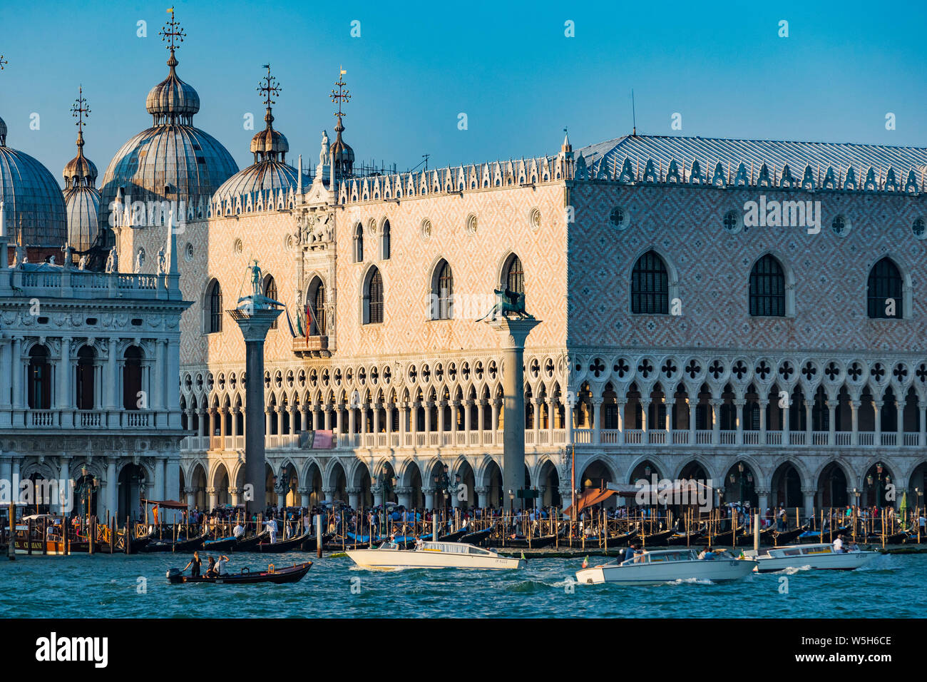 Italie, Venise - 5 septembre, 2018 : une série d'images de marcher le long des canaux de Venise, dans le contexte de l'architecture paysage de la c Banque D'Images